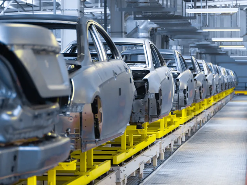 Linha de montagem automotiva com carrocerias em produção