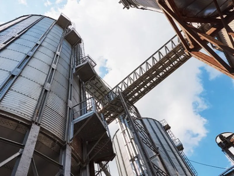 Silos e armazenagem de grãos em operação industrial